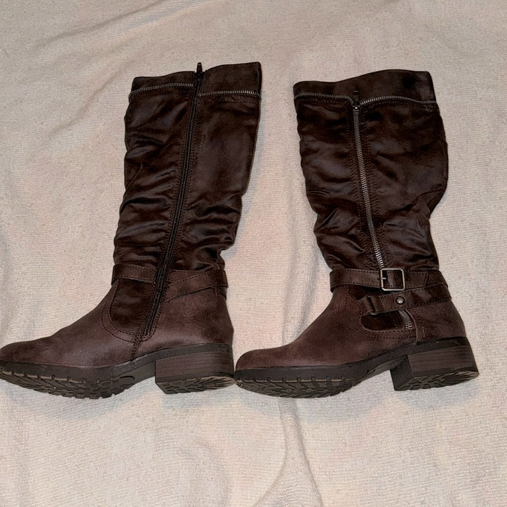Like new women’s brown knee high boots with zipper detail